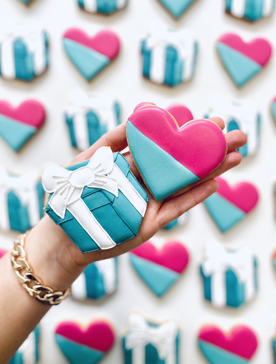 Always such a pleasure working with Tiffany &amp; Co. and this Valentine’s Day order was no exception 💕 So happy we got to recreate the iconic Tiffany &amp; Co. box 🤗 (obviously would much rather it was the real thing but will settle for the cookie version for now 😏)

@tiffanyandco