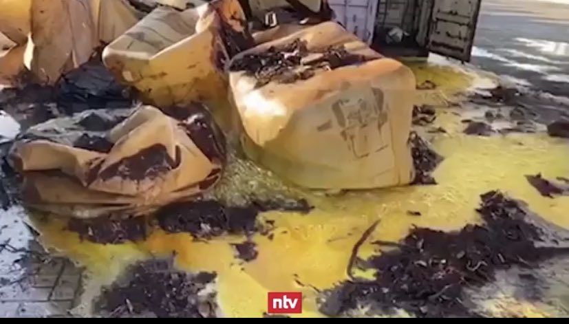 خلال أعمال التنظيف بعد الدمار الشديد، عثر العمال في جزء بعيد من منطقة الميناء على 52 حاوية بحرية بعضها تعفن بشدة وتتسرب منها المواد غير القابلة للتحديد إلى الأرض والسوائل تنبعث منها روائح.أكثر من 1000 طن من المواد الكيميائية في المجموع. (٢)