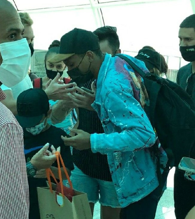 kokasquad's tweet photo. o lucas recebendo carinho dos fãs no aeroporto
ESTAMOS COM VC KOKA https://t.co/iy487GN9vL