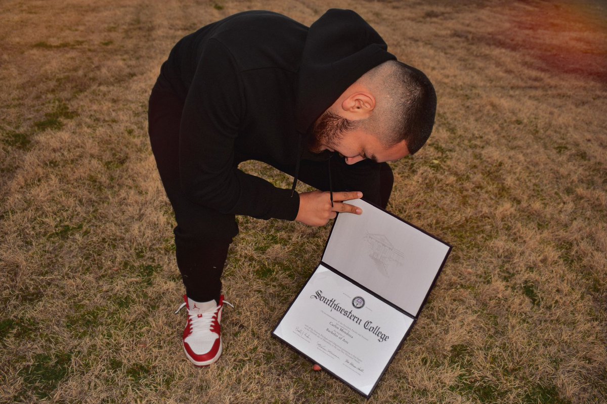 Carlosss_20's tweet photo. Still remember the nights I use to pray to be able to see these days. I did the damn thing officially. B.S. in Psychology with a minor in Criminal Justice. Glory to God forever. This for you Grandma ❤️ https://t.co/dueYRbjAry
