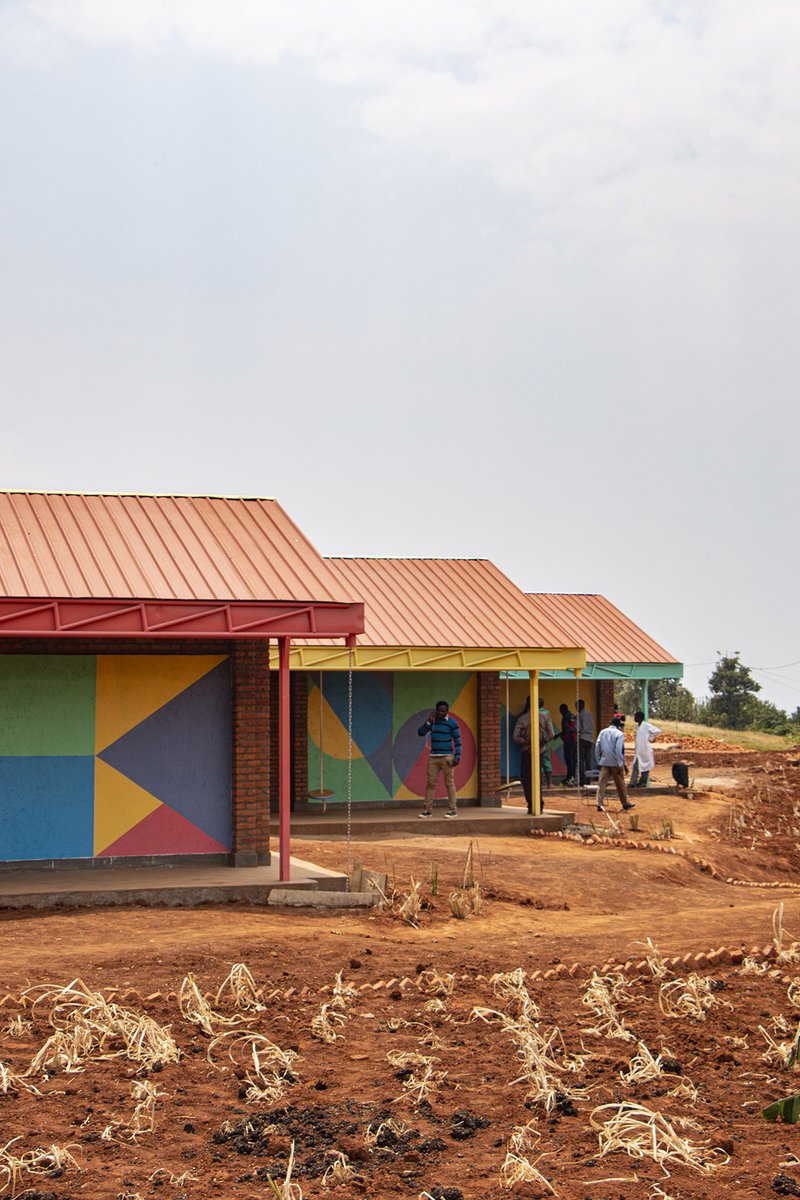 Des de fa pocs anys es dóna el Premi #Moira Gemmill a un dona #arquitecta jove (menys de 45 anys) d'arreu del món. Pel premi 2021 l'arquitecta catalana Nerea #Amorós (de 35 anys i instal·lada a Uganda des del 2019) ha quedat finalista per obres com el Parvulari #Mwito, a Ruanda.