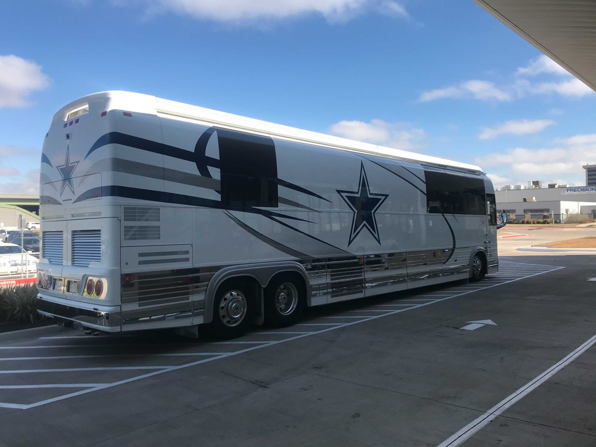 wfaa's tweet photo. Former @dallascowboys player and HoF inductee @CharlesHaleyHoF is delivering pizzas to healthcare workers @bswhealth_DFW who are working this #SuperBowlSunday https://t.co/sm8B2BIUoS