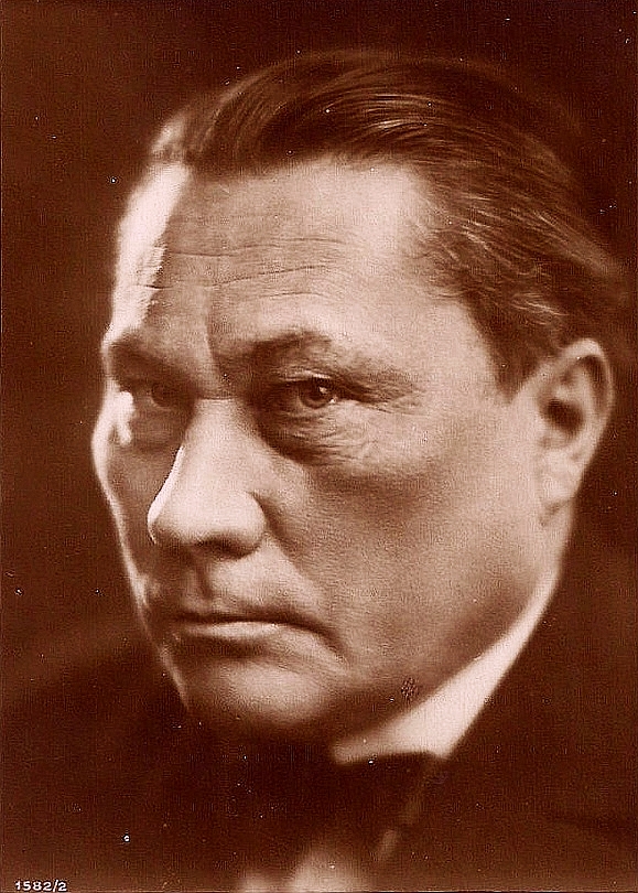stars_silent's tweet photo. #PaulWegener - Best known for Der Golem (1920) https://t.co/LQCn0beLae