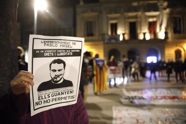 FonsiLoaiza's tweet photo. Ha habido manifestaciones de apoyo al rapero antifascista Pablo Hasel en más de 30 ciudades. Los grandes medios de comunicación en España se han puesto de acuerdo en silenciarlas. ¿Recuerdan el despliegue mediático que hicieron con protestas de los cayetanos del Barrio Salamanca? https://t.co/FCnPQ2AezD