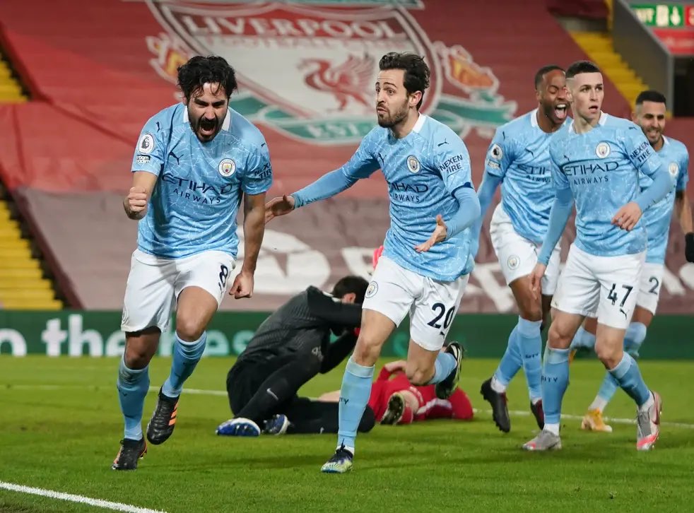 MundoFutbol1930's tweet photo. El Manchester City ha dado un paso en firme para ganar la #PremierLeague, arrasando 1-4 al Liverpool en una noche nefasta del arquero Allison, responsable directo de dos goles.
#ManchesterCity #Liverpool #Citizens #skyblues https://t.co/Fjvi8ckykZ