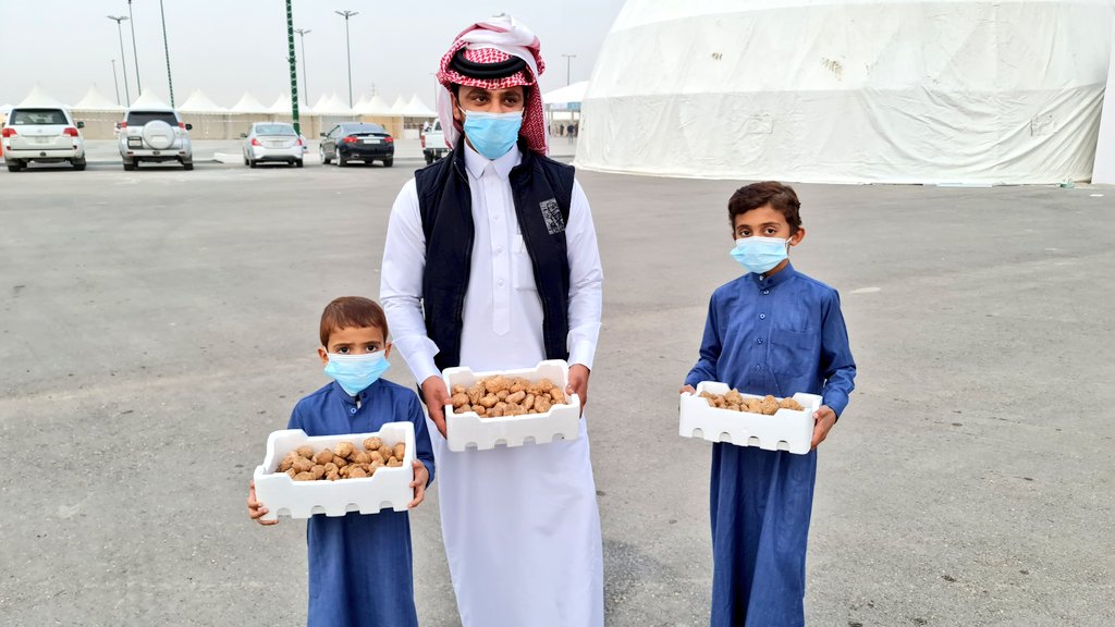 sawt_alakhbar's tweet photo. واصل سوق #الكمأ "2021م" بمحافظة #حفرالباطن استقبال الأهالي والزوار من جميع مناطق المملكة، ودول الخليج مع وجود عدد من الباعة والمسوقين للكمأ، الذي يعد الأول من نوعه بالخليج، وتتراوح الأسعار من 300 إلى 900 ريال للكيلوجرام الواحد بحسب النوع والجودة والحجم. @trufflehafar https://t.co/yRWqnxEy4h