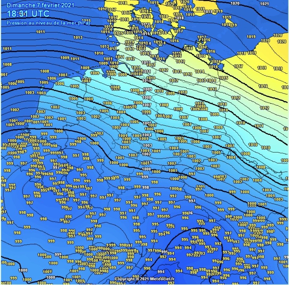 Parungo2's tweet photo. #DERCY un seno de bajas presiones sobre el Centro de Francia, arrastrando aire extremadamente frío desde CentroEuropa y húmedo desde el Atlántico. https://t.co/b8HOyhnfat