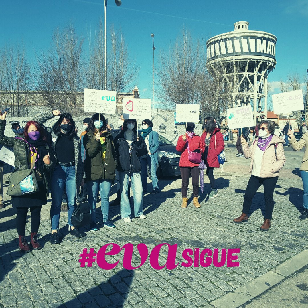 Hoy hemos estado defendiendo la continuación de EVA y de los espacios vecinales en Madrid. EVA ha sido nuestra casa y consideramos que los espacios autogestionados son imprescindibles. Se tejen redes de cuidado entre las vecinas. Los defenderemos siempre #EVAsigue