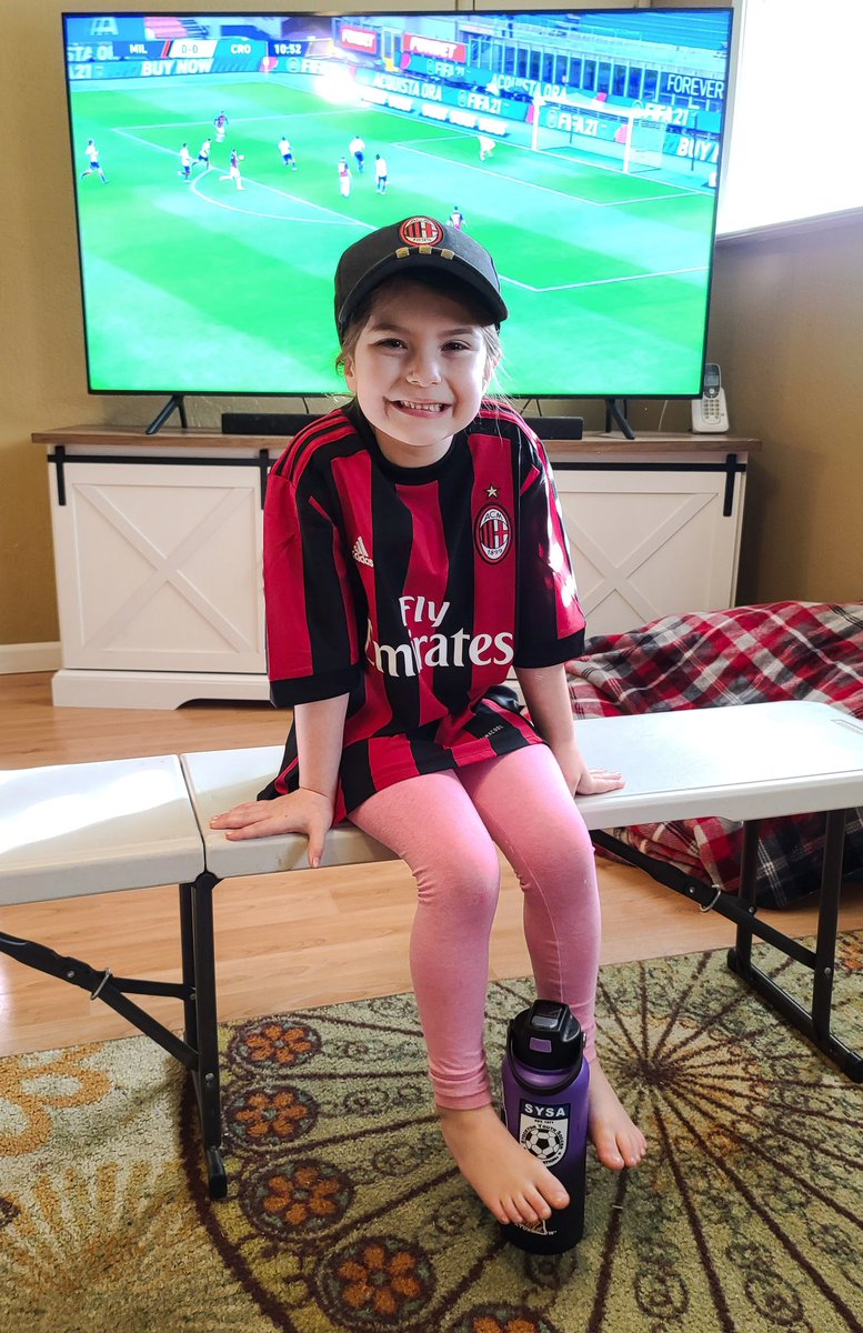 anthony_gini's tweet photo. Early morning games are difficult for the fam club. only the die hard fans got out of bed to watch the match today.. Forza Milan. 🔴⚫⚽️🥅🇮🇹 https://t.co/cZc7VXAbGr