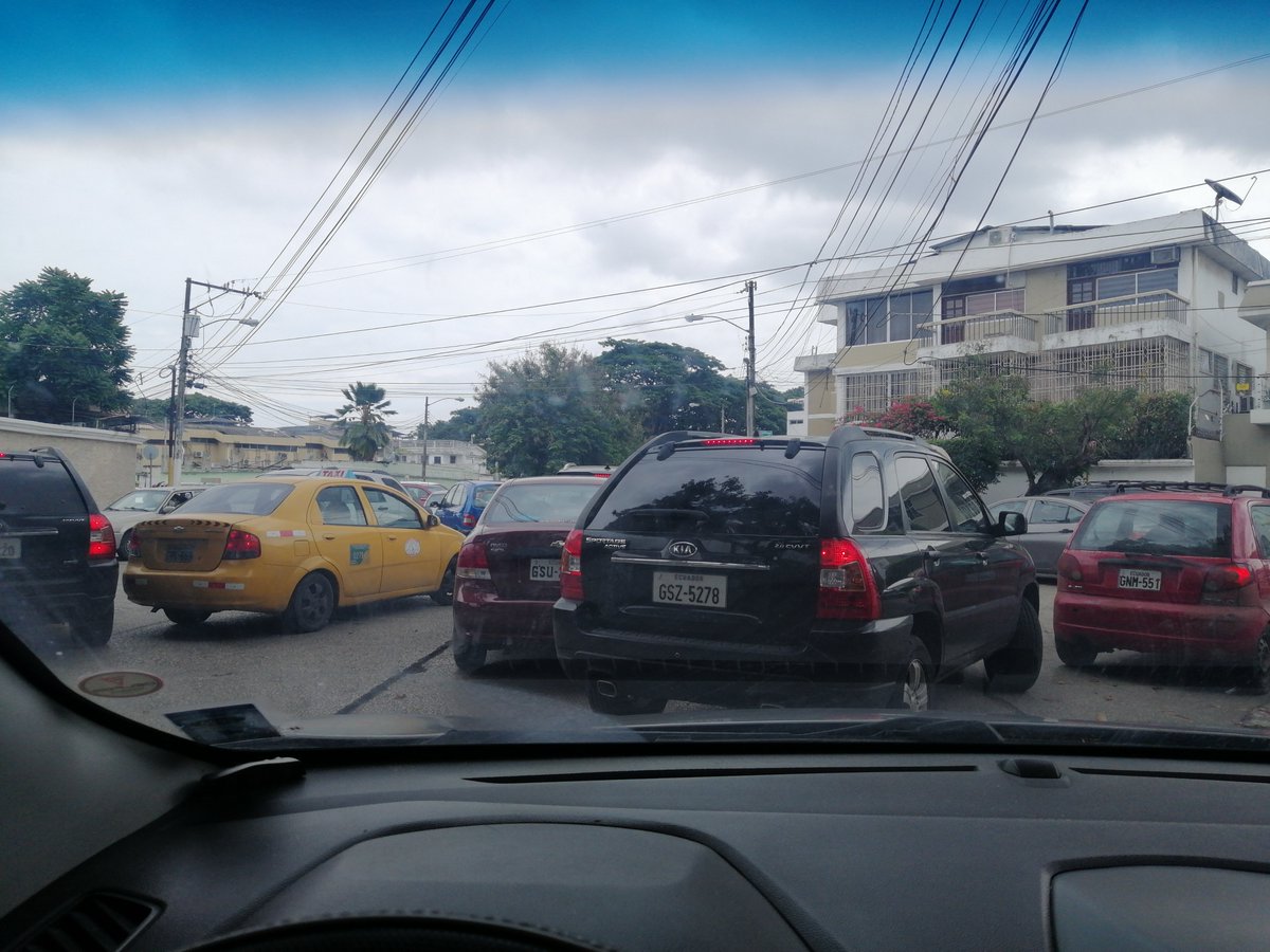 TratoHechoEC's tweet photo. Congestion donde esta la @ATMGuayaquil @VicenteTaianoEC urbanización La Saiba no podemos movernos en 1 hora ya que pasó!??? https://t.co/gXSk0OHmT1