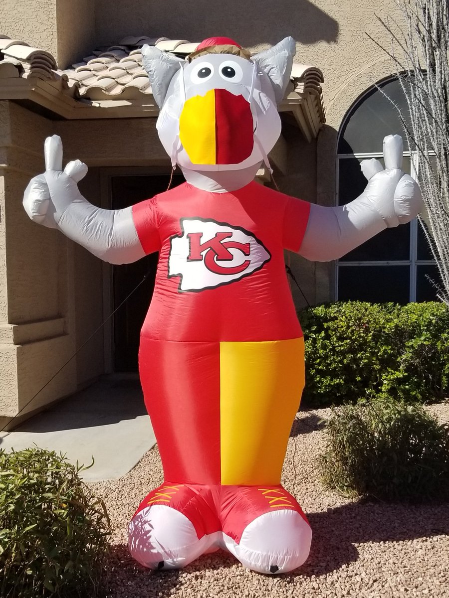 hieutran's tweet photo. Mask up! #chiefskingdom #sblv @Chiefs https://t.co/6Hstyw2r3O