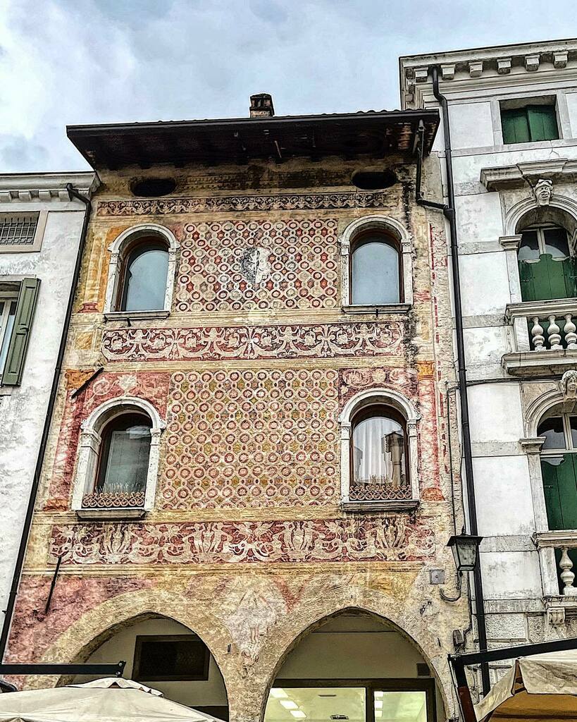 bluelapis's tweet photo. looking sideways
#pordenone #wallpainted #walkingaround #volgopordenone
#tenbluenotes #pordenone #fvglive #fvgphoto #windows https://t.co/Trvq7bgVow https://t.co/ALBMRAQcuv