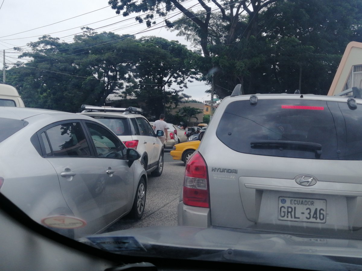 TratoHechoEC's tweet photo. @VicenteTaianoEC @ATMGuayaquil @ATM_Transito que pasó donde estan los que cuidan el orden del transito?? Civiles haciendo su trabajo en barrio centenario sur https://t.co/7hrMmzXWqu