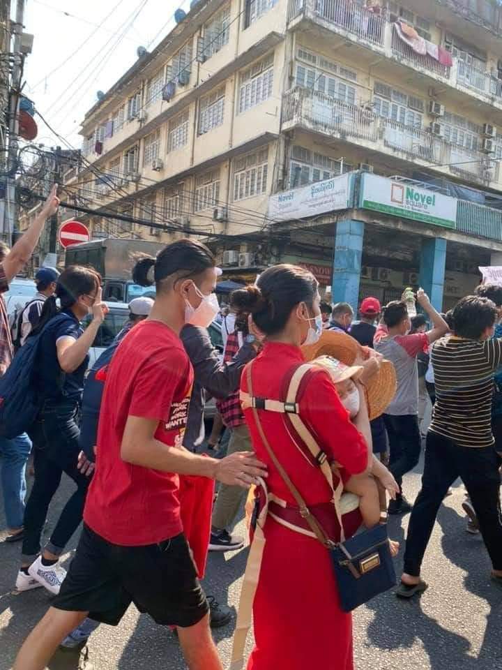 Yimon71937633's tweet photo. Do they look like they are protesting because they lost internet connection? C'mon!
The country is fighting against the military coup!
#BBCHaveYourSay
#WhatsHappeningInMyanmar https://t.co/ni9D6IMioe