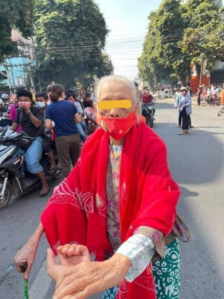 Yimon71937633's tweet photo. Do they look like they are protesting because they lost internet connection? C'mon!
The country is fighting against the military coup!
#BBCHaveYourSay
#WhatsHappeningInMyanmar https://t.co/ni9D6IMioe