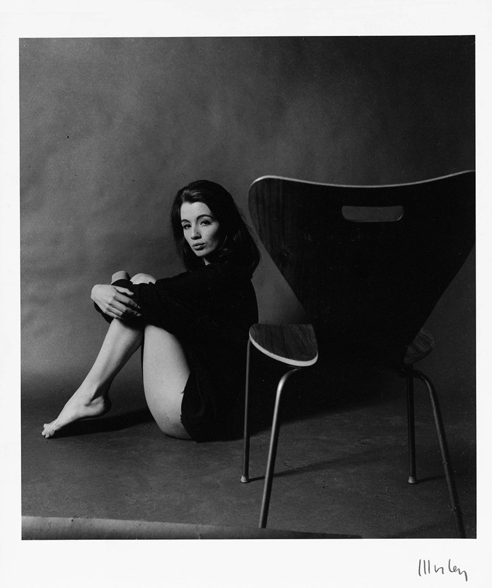 すっぽん From 腹ふり アルネ ヤコブセン Arne Jacobsen 1971年3月24日死去 1963年 プロヒューモ事件 の当事者クリスティーン キーラーを巨匠ルイス モーリーが撮影した有名な写真 ただし彼女がまたがっているのはヤコブセンの名作3107
