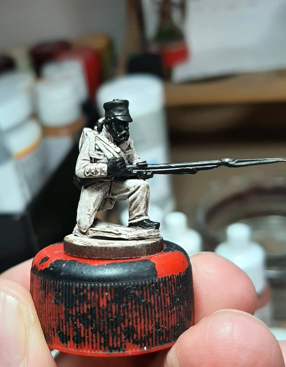 Next I painted some areas of the figure black, flesh and metal areas mostly and the areas that are black in colour like boots and ammo pouch.Paint the barrel and bayonet dark silver and areas of gold err gold, wash the silver with strong tone and the gold with brown ink