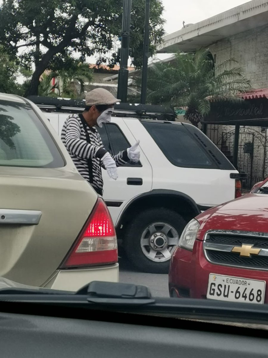 bita_marie's tweet photo. @ATM_Transito la Victor Emilio (por el manantial) es un desastre; nadie respeta los semáforos. Por dicha un mimo está haciendo la labor que ustedes no 🙄 https://t.co/oHIqnhmkD6