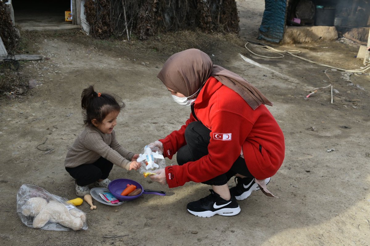 📌Balya-Kayalar
Zorlu koşullarda odun kömürü üretip, geçimini sağlayan ailelerimizin yanındaydık. İhtiyaçlarını giderip çocuklarımızla güzel vakit geçirdik.😊