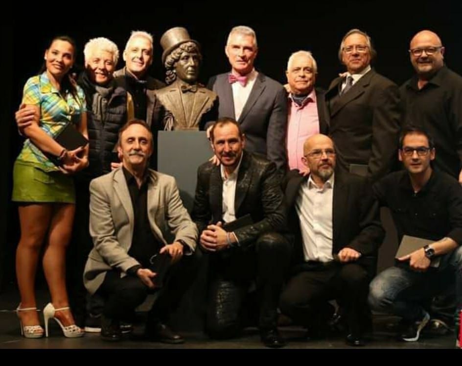 Hola amigos. Acaba de fallecer mi amigo Manolo Doña, un gran cómico con un largo recorrido y una excelente persona . Dejará un hueco enorme en el mundo de la comedia. No te olvidaré amigo. Un abrazo enorme a toda su familia.