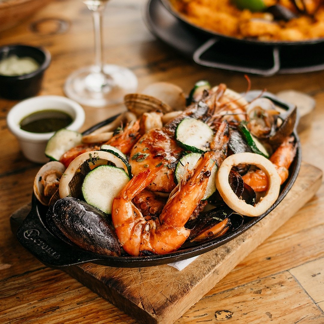GourmetMarketEc's tweet photo. Los mejores sabores del mar, en un solo lugar. 👌🏼🦪🦐🦑
Te esperamos a partir de las 09h00 en @plazanavona o desde las 12h00 en @lavistadesaneduardo 
#GourmetMarket #GourmetGye #GourmetExperience #PlazaNavona #Samborondon #LaVistadeSanEduardo #Ceibos #Guayaquil https://t.co/vQROzZBj2N