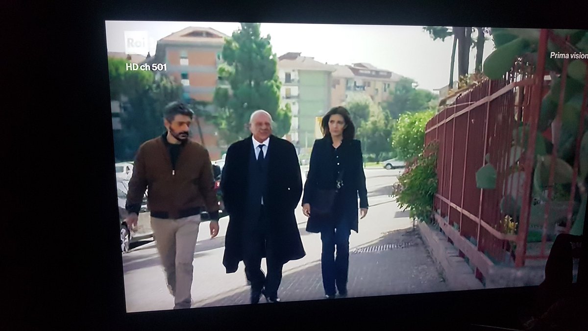 BorbonicaNapoli's tweet photo. #minasettembre Indd' o' Rion
#RioneIncis su @RaiUno 
Benvenuta nel mio Rione @serenarossi_com che emozione.
#Ponticelli #LittleBridge #NapoliEst https://t.co/Bjipezqmro