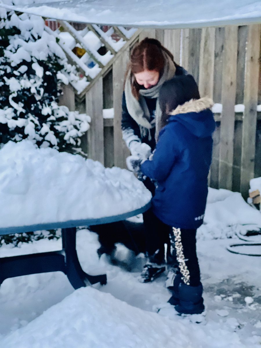 OttHuys's tweet image. Jongste dochter met haar #schoonzusje in de sneeuw... ❄️☃️🌨

#sneeuwval #sneeuwpret #zondag