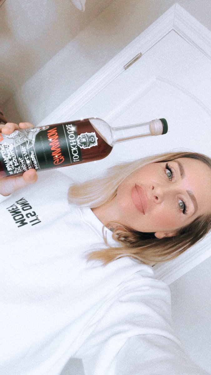 Guyssss. It’s pregame time 🥃 Trying out this Lockhouse Ginnamon &amp; Coffee Liquor 🤤 Have y’all tried this yet!? 🔥

What are you drinking for the game? #SuperBowl