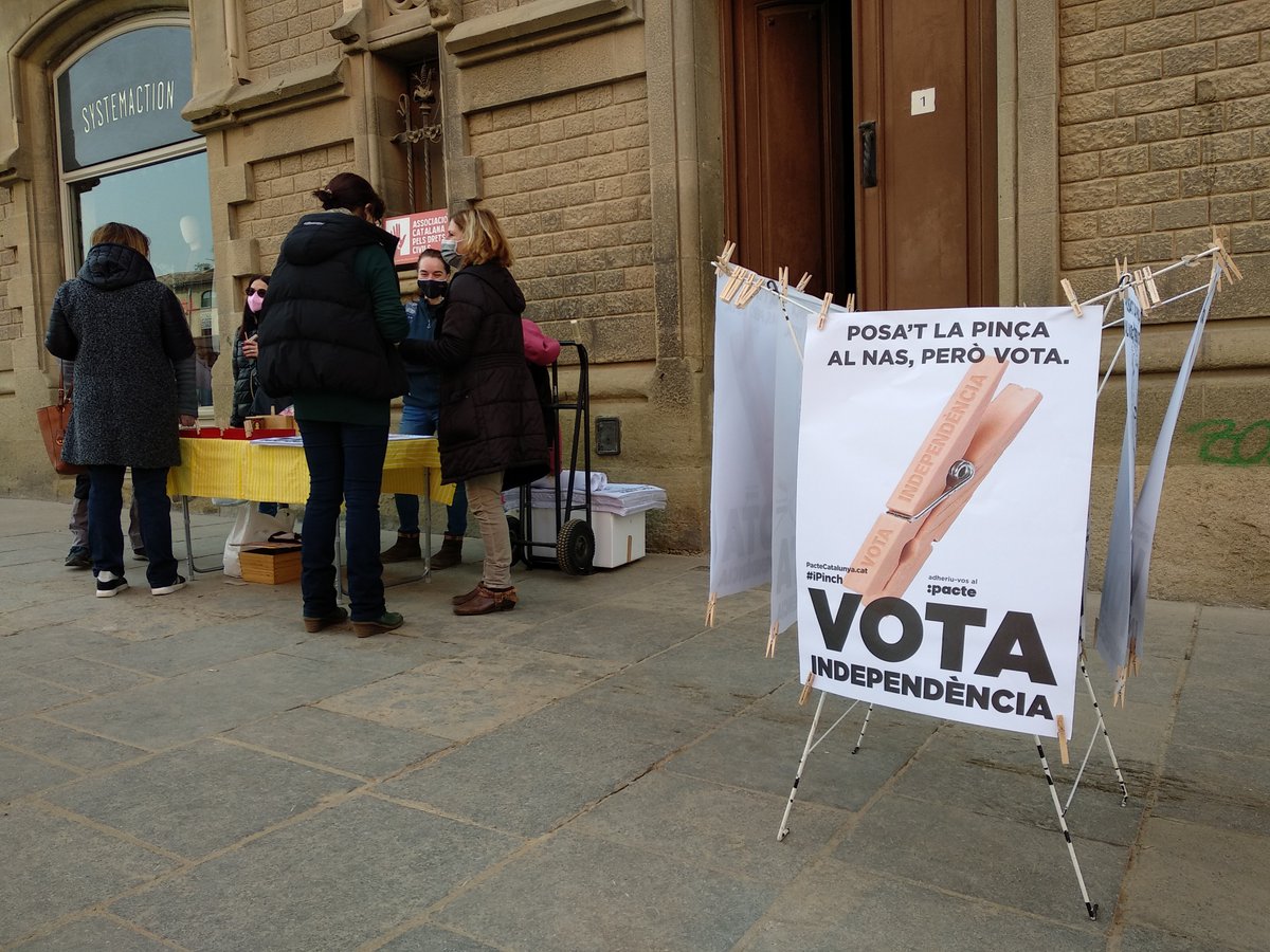 PacteCatalunya's tweet photo. Al mercat del dissabte hem fet una bona estesa de cartells amb el #iPinch. A la tarda ha arribat la plaga de Vox, però Vic els multiplicava i els ha fet fora.
Així ha de ser el 14-F: tothom a les urnes per mantenir el feixisme i l'unionisme fora de les nostres institucions! https://t.co/gMJVhcrGfN