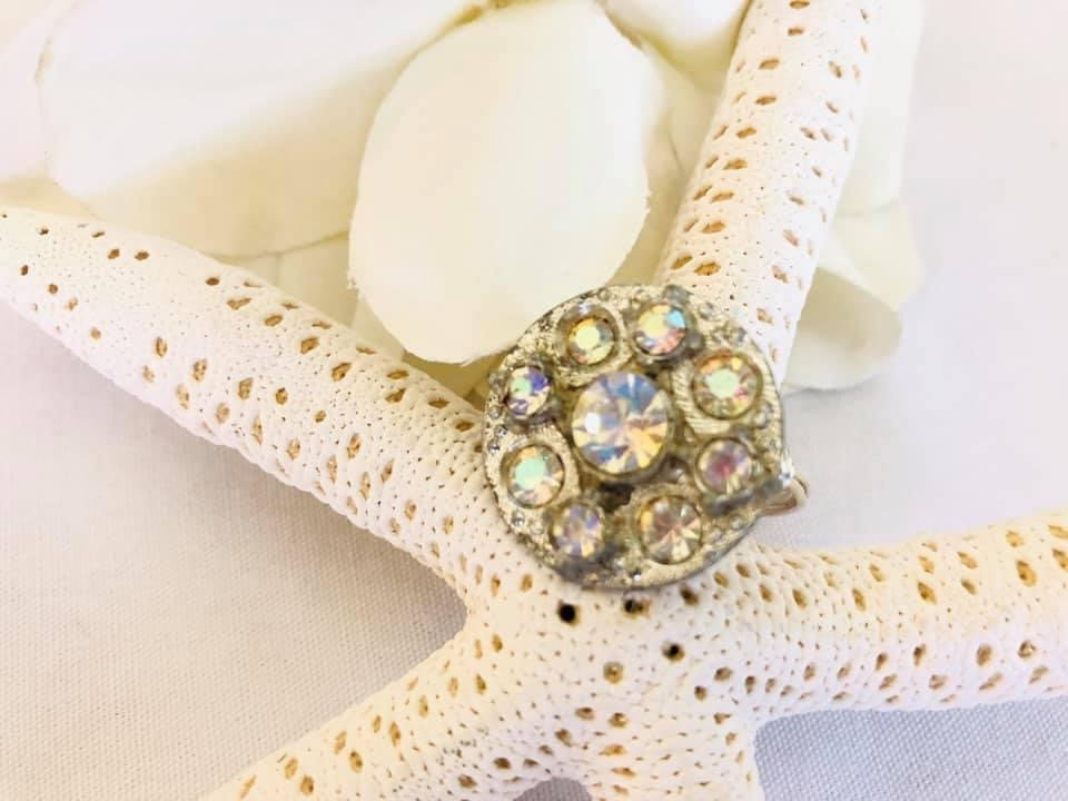 chestnutcrochet's tweet image. Sharing for Carol Gregory on Etsy

Really love this, from the Etsy shop TreasureIsleGiftShop. etsy.me/3tDCjAq #etsy #vintagebutton #buttonring #whimsicalring #bohoring #statementring #wirebuttonring #wirewrappedbutton #womensgiftideas