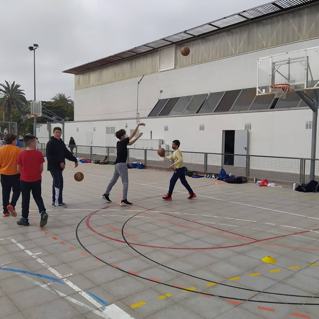 BasquetRibes's tweet photo. Últim cap de setmana a les pistes exteriors de Les Roquetes. Agraïm al CBRoquetes la seva col•laboració en aquests dies. 💜💙#basquetribes #spribes #somribes #femribesfemclub #esportribeta #esportcat
@santperederibes @penjatsdelaro @lecoderibes @elprimer_cat @eixdiari @esportsCB https://t.co/HpLJPi00Ya