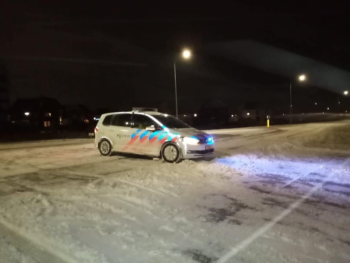 Gemeente Zeewolde: De Zeewolderdijk en de Knardijk zijn in beide richtingen afgesloten. Omleiding naar Harderwijk langs de Gooiseweg en de Ganzenweg.
#zeewolde #harderwijk #flevowegen #biddinghuizen #glad #gladheid @flevowegen <a href="/RWSverkeersinfo/">Rijkswaterstaat Verkeersinformatie</a> 

Foto: Ni…