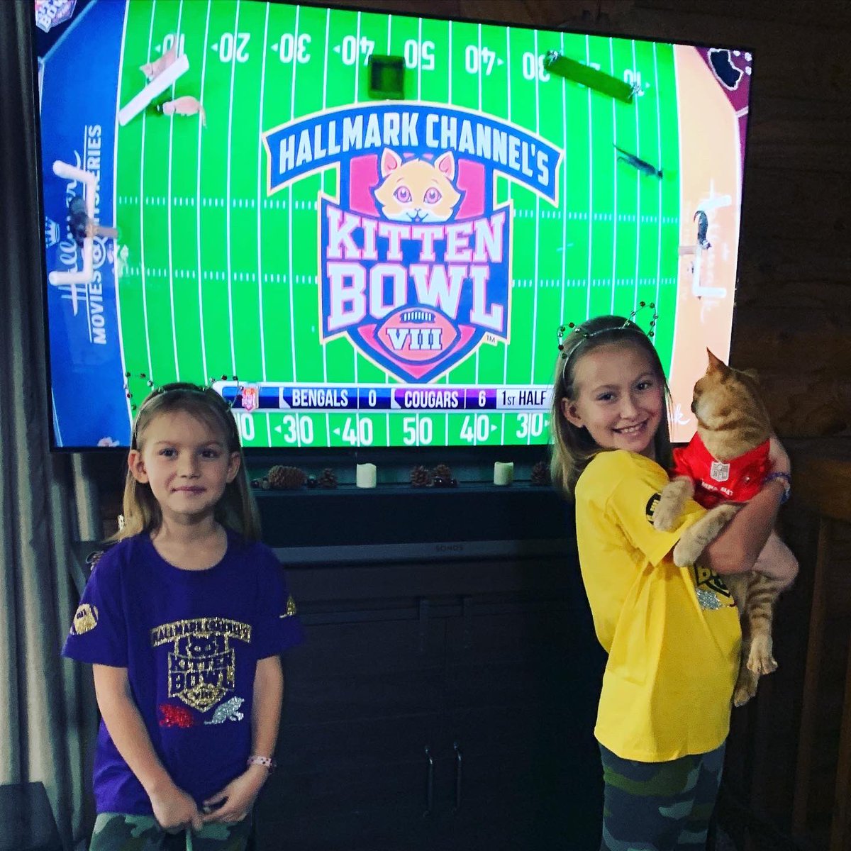 StandUpLibraryN's tweet image. Kids watching their 1st @KittenBowlTV so we made shirts! Finn excited too! 🐱🏈👩‍👧‍👧 @hallmarkchannel #kittenbowl #kittenbowl8 #cats #kids #standuplibrariandesigns #SuperBowlSunday