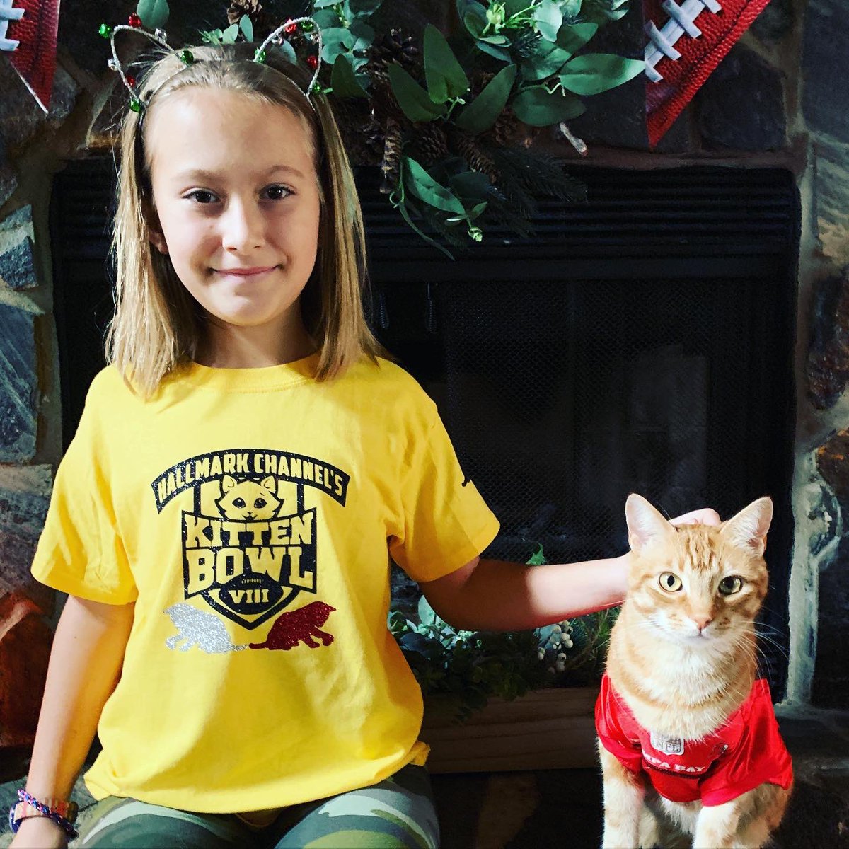 StandUpLibraryN's tweet image. Kids watching their 1st @KittenBowlTV so we made shirts! Finn excited too! 🐱🏈👩‍👧‍👧 @hallmarkchannel #kittenbowl #kittenbowl8 #cats #kids #standuplibrariandesigns #SuperBowlSunday