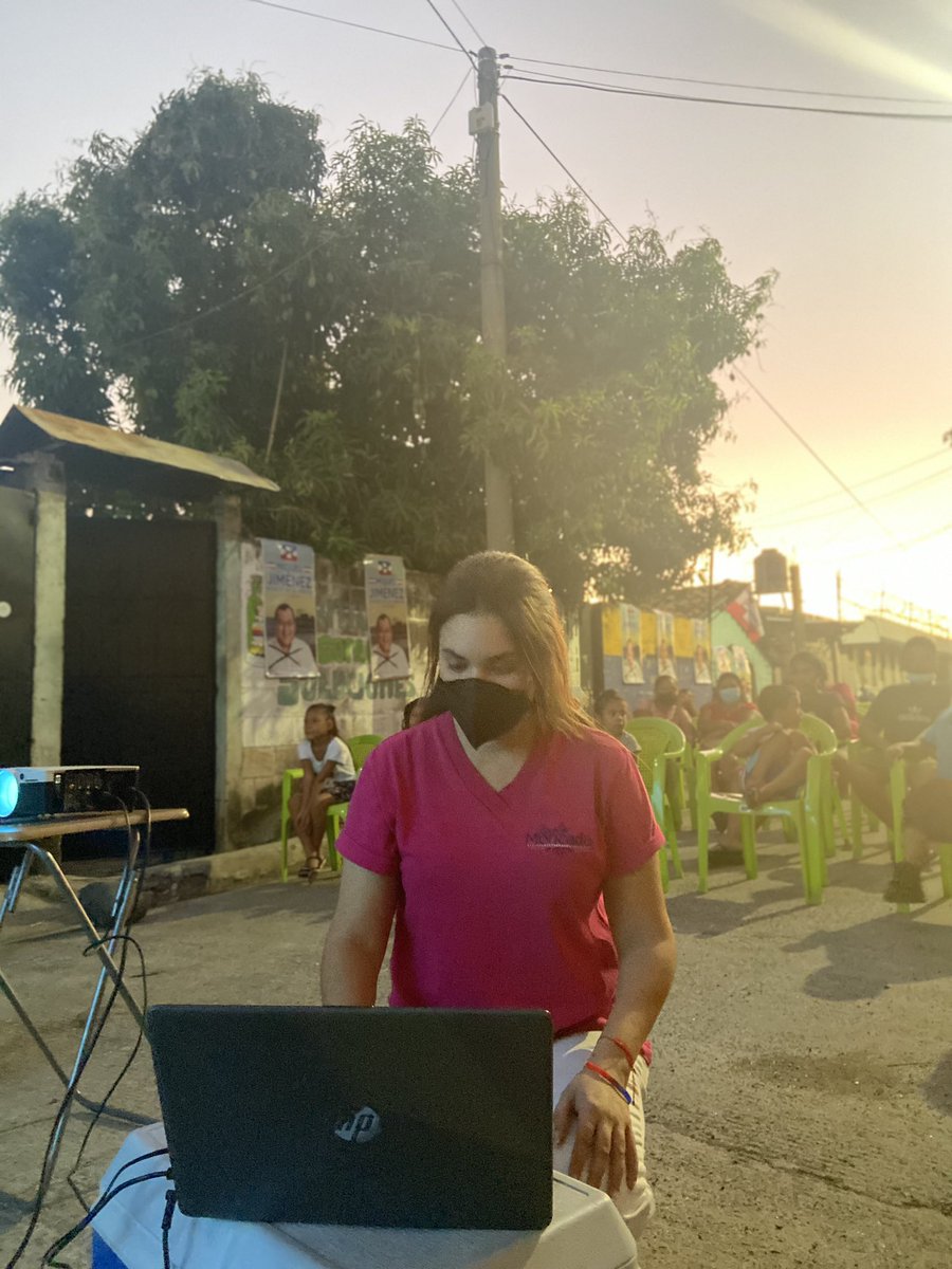 karlabmoncada's tweet photo. Disfrutando de una tarde de cine familiar junto a los vecinos de la Col. Huezo con el apoyo del capitán @Cmigueljimenez y la @JRN_PtoLL compartiendo nuestras propuestas y visión de trabajo.

#ElPuertoDeLaLibertadNosUne
#ElTurismoNosHaceGrandes 
#VotaCasilla6 https://t.co/KcMjnyGlsP