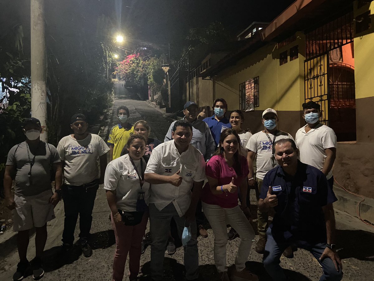karlabmoncada's tweet photo. Disfrutando de una tarde de cine familiar junto a los vecinos de la Col. Huezo con el apoyo del capitán @Cmigueljimenez y la @JRN_PtoLL compartiendo nuestras propuestas y visión de trabajo.

#ElPuertoDeLaLibertadNosUne
#ElTurismoNosHaceGrandes 
#VotaCasilla6 https://t.co/KcMjnyGlsP