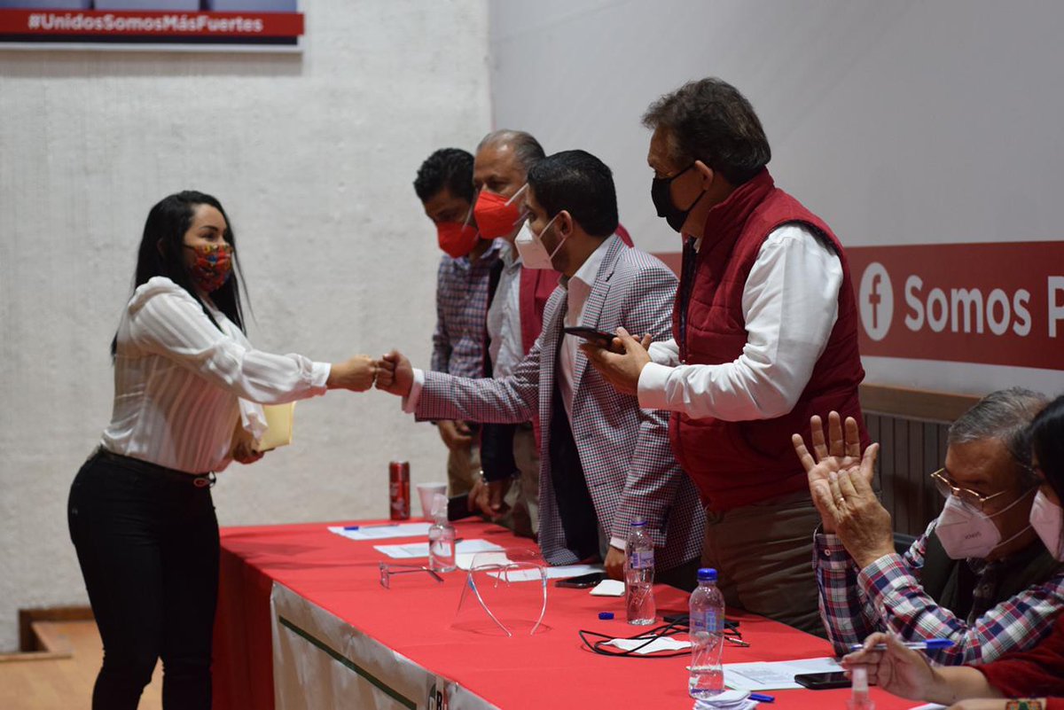 PRIVeracruz_'s tweet photo. || #ProcesoElectoral2021🗳️ ||

La aspirante a la Pre Candidatura a la Diputación Local por el Distrito XXX #Coatzacoalcos, Patricia Peña Recio, entregó su documentación ante la Comisión Estatal de Procesos Internos para solicitar su Pre Registro. 

#VeracruzVa https://t.co/eTAuhfF5Ul