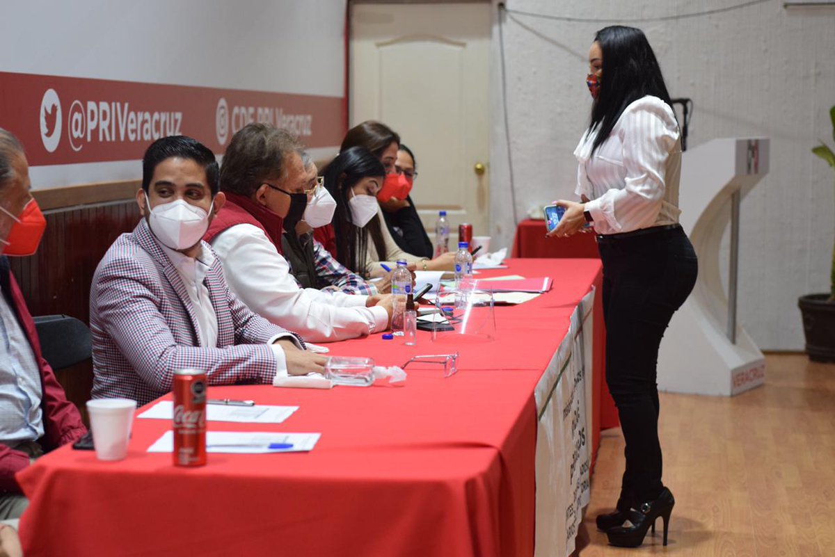 PRIVeracruz_'s tweet photo. || #ProcesoElectoral2021🗳️ ||

La aspirante a la Pre Candidatura a la Diputación Local por el Distrito XXX #Coatzacoalcos, Patricia Peña Recio, entregó su documentación ante la Comisión Estatal de Procesos Internos para solicitar su Pre Registro. 

#VeracruzVa https://t.co/eTAuhfF5Ul