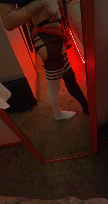 🌹&hearts;️ 19 Years old // https://t.co/lNAg4J5bWu ✨Dick rates✨Custom Videos/Pics per request✨Actively reply
