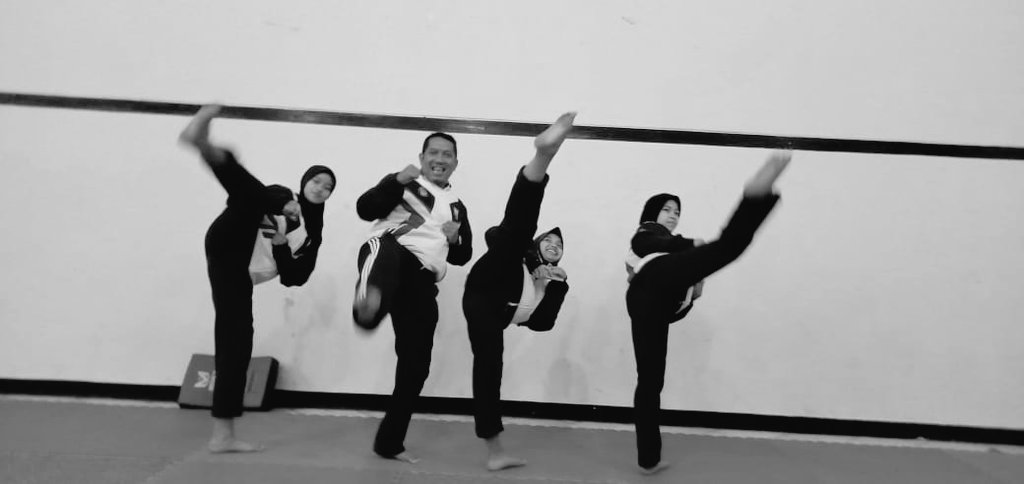 Afilla_21's tweet photo. musuhmu adalah dirimu sendiri,sedangkan sahabatmu adalah mereka yang memusuhimu &amp; menyepelekanmu.
.
.

.
feelfree
____________________________ TI 🇮🇩  bagai kembang di atas belukar.
berlatih keras,konsisten,etika yg baik,tegakkan hirarki &amp; cintai Rabb'mu dengan sungguh-sungguh. https://t.co/vWqKDI9NJA