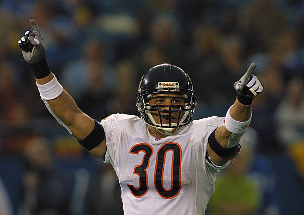 But the main reason for excitement around the 2001 Bears was their two star rookies from 2000: NFL DROY Brian Urlacher and fellow All-Rookie Team member Mike Brown.