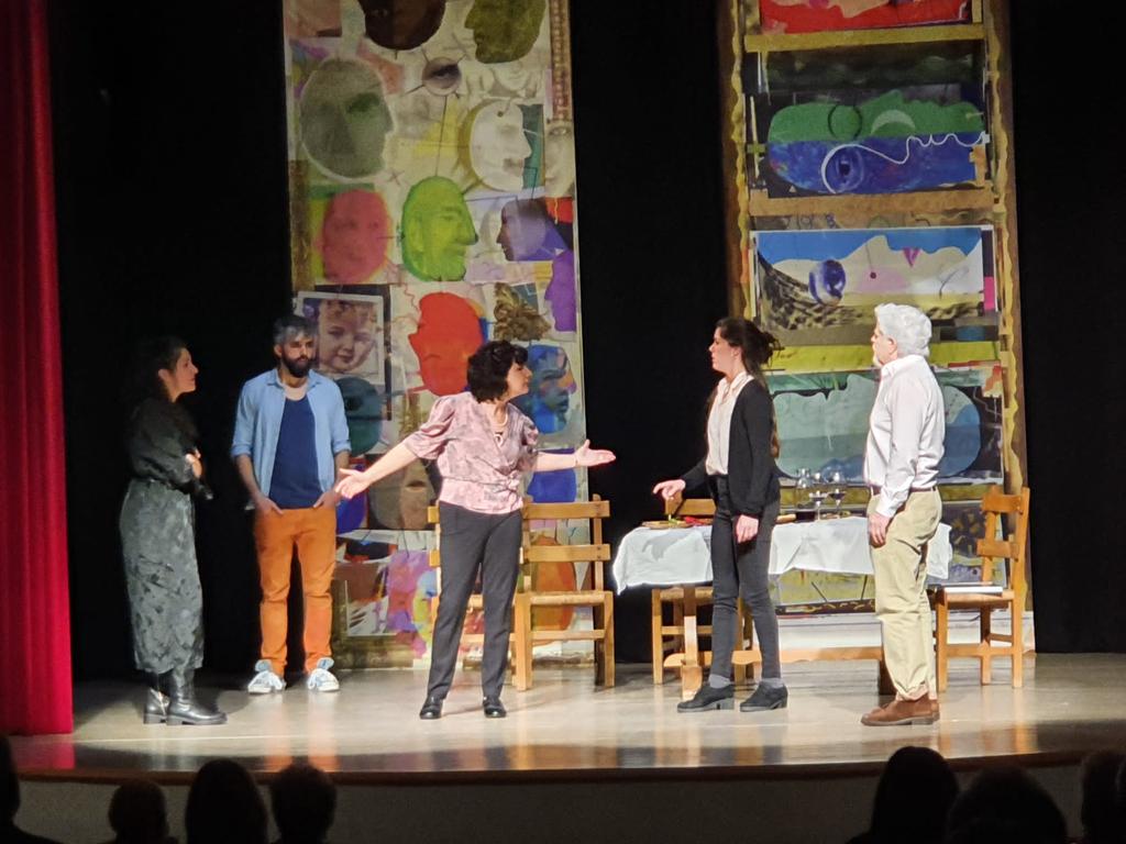 AjuntamentGurb's tweet photo. Tarda de teatre avui a Gurb amb la companyia @CosmogoniaT que ens ha presentat l'obra 'Ambre'.

Una obra molt divertida!
#LaCulturaEsSegura https://t.co/Ohad24FU7n
