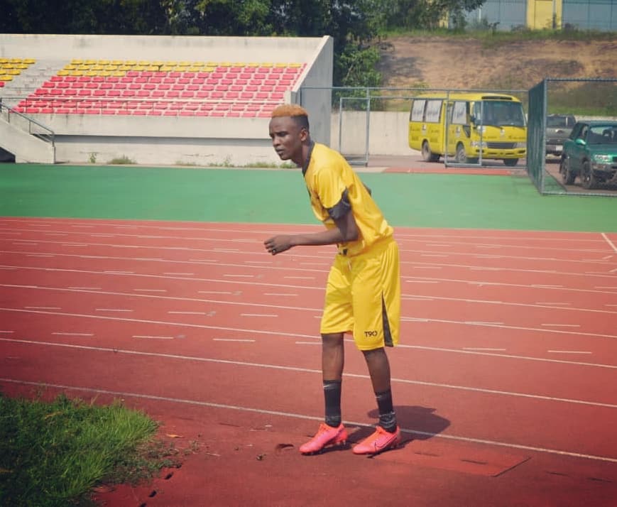 DiablesN's tweet photo. 🏋🏽‍♂️TRAINING DAY

Le staff technique ajuste les derniers reglages avant le Derby contre CARA.

Notons le retour dans le groupe de nos Diables Rouges revenus du CHAN, Harvy Ossete toujours bléssé est encore a l'infirmerie.

#TrainingDay
#DiablesNoirs
#DerbyCaraDN https://t.co/UwdgKQCCXu