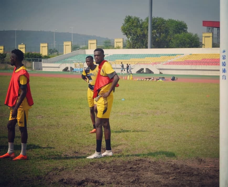 DiablesN's tweet photo. 🏋🏽‍♂️TRAINING DAY

Le staff technique ajuste les derniers reglages avant le Derby contre CARA.

Notons le retour dans le groupe de nos Diables Rouges revenus du CHAN, Harvy Ossete toujours bléssé est encore a l'infirmerie.

#TrainingDay
#DiablesNoirs
#DerbyCaraDN https://t.co/9rEJB6yhf2