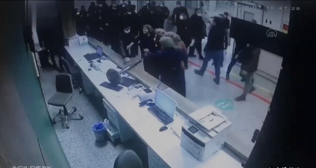 61Ayse_Atik's tweet photo. Yazıklar olsun sizin gibi nankör müsvedde!
Teşhise ne yazılacağına sen karar vereceksen neden hastaneye getirdin?
Neden evinde yatırıp beklemedin?
Siz hiç bitmeyeceksiniz şehir Eşkiyaları!
O sağlıkçılara Öyle bir muhtaç olun ki şifa diye şehir şehir dolaşın ama asla ulaşamayın! https://t.co/jeRoOqL9Uc