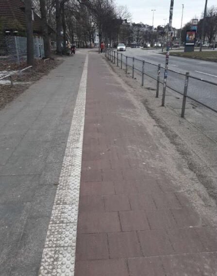 SRHnews's tweet photo. Bislang kein neuer Schneefall in Hamburg. Wir haben die Zeit genutzt um gemeldeten Hinweisen nachzugehen und Radwege zu bearbeiten. Danke für die Hinweise 🙏. Die Rufbereitschaft für heute Nacht ist aktiviert. #Winterdiensthh https://t.co/uKuiOXUNFB