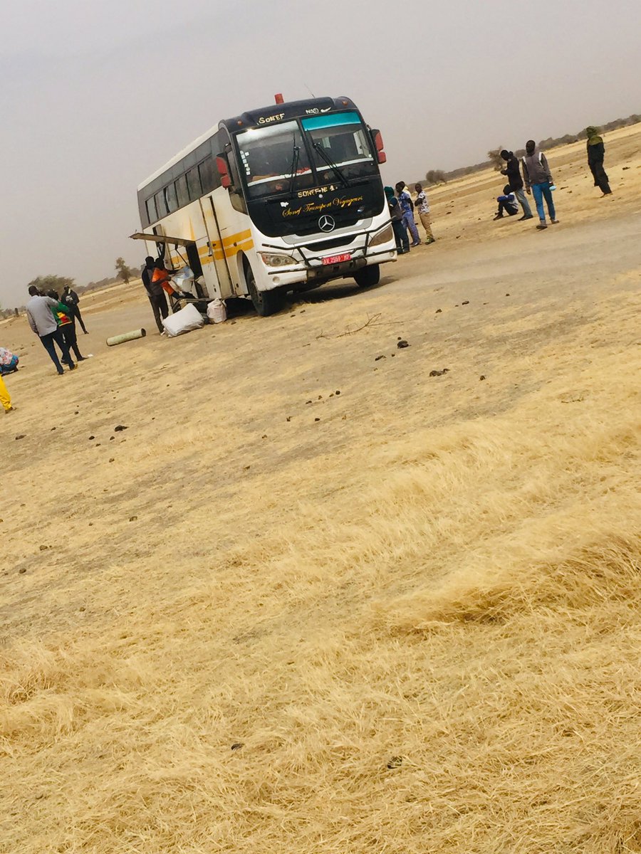 Tourette223's tweet photo. car dans cet enfer il n'y a pas une route standard chacun se crée son propre passage l'objectif c'est d'arriver à Bamako , chose magique 🧙‍♀️ il faut aussi cotiser  1000 par personne pour corrompre la douane à l'entrée de Niono https://t.co/CX519xeYqT