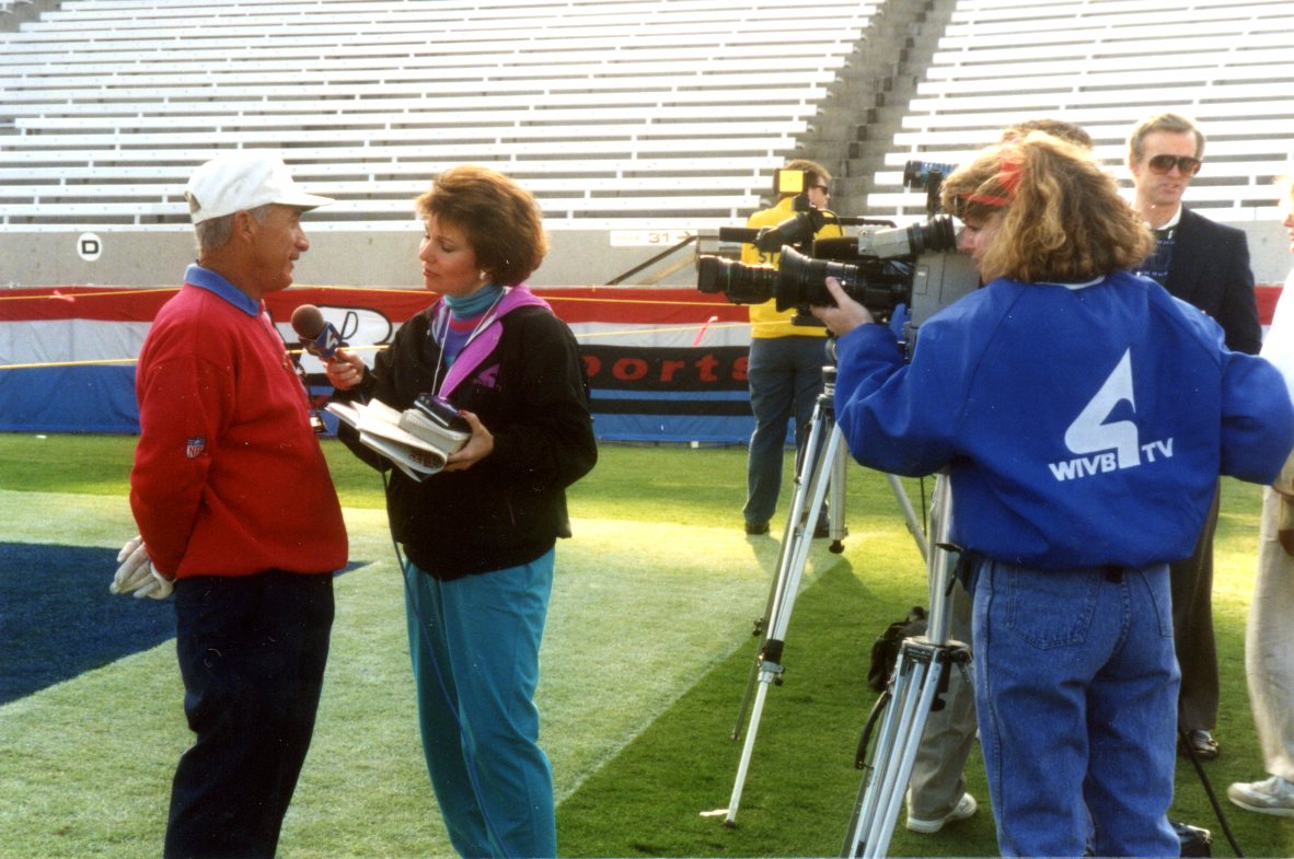jacquiewalker4's tweet photo. Videographer Kim Root &amp; I interviewed @NFL Groundskeeper #GeorgeToma at #SuperBowl 25 in #Tampa, 1991. Learned he was groundskeeper at #OffermannStadium for @BuffaloBisons back in 1955. Today, age 92, Toma is STILL the SuperBowl groundskeeper. #TheSodfather @news4buffalo https://t.co/1Zhajs85NI