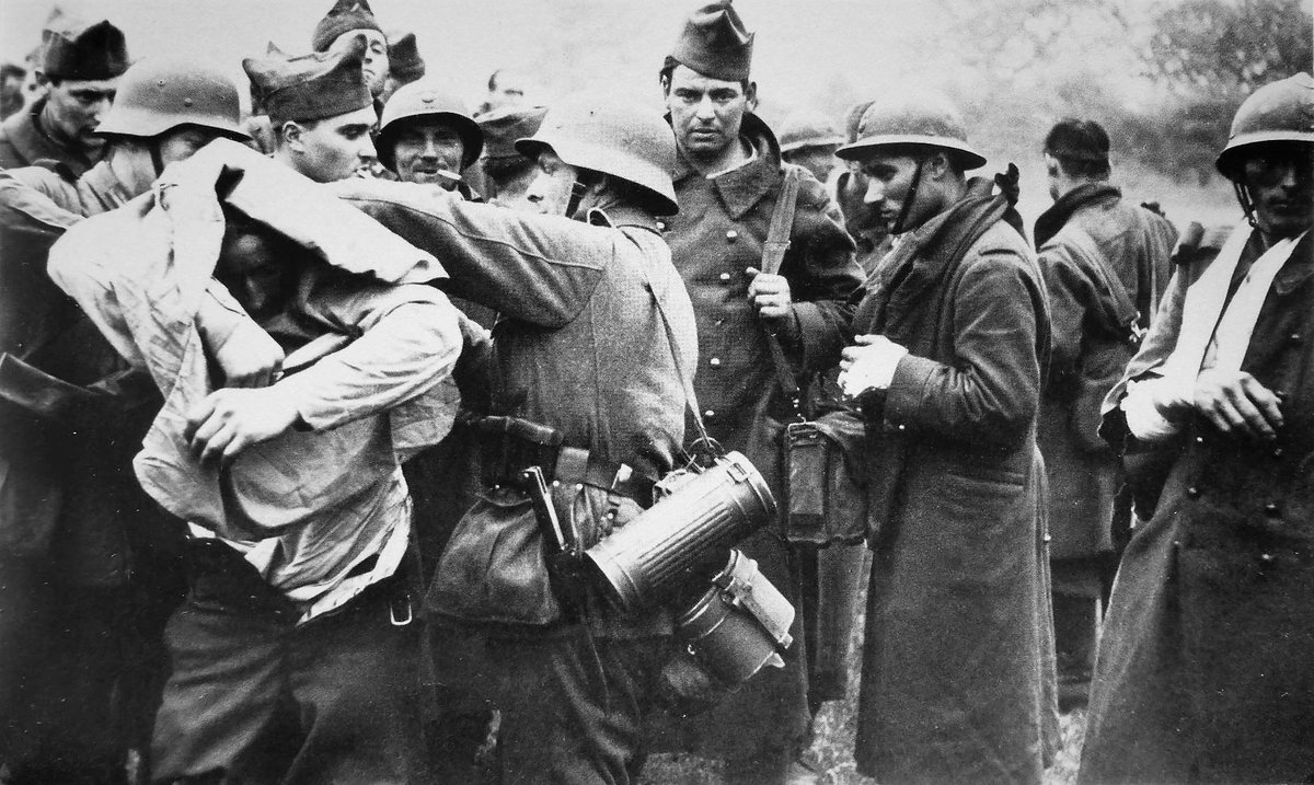 tarihlerle's tweet photo. Yaralı bir Fransız askerine ilk yardım yapan Alman askeri. Fransa, Haziran 1940. https://t.co/YSgLb9LK4b
