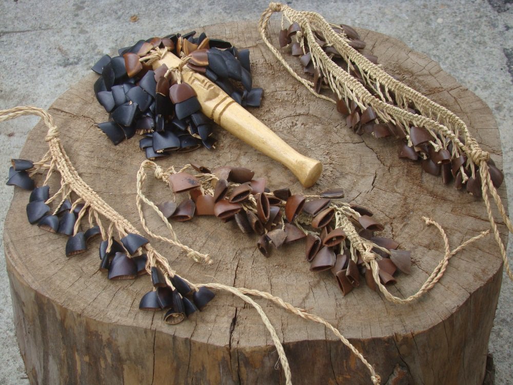 Egwu Ekpili incorporates the use of the “Ubo”— the Igbo thumb guitar (which we don’t see as often) as well as the widely known “Ichaka” which is a guord/calabash covered loosely with beads or udala (eyolo) seeds «two different ichakas pictured»